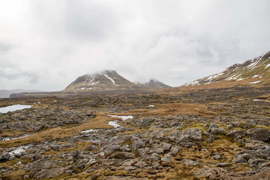 Hiking-Villagepath-Faroe-Islands-Skálabotnur-Selatrað