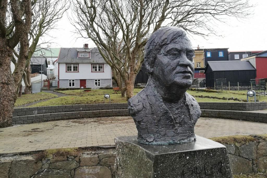 Jens Pauli Heinesen memorial statue, Sandavágur